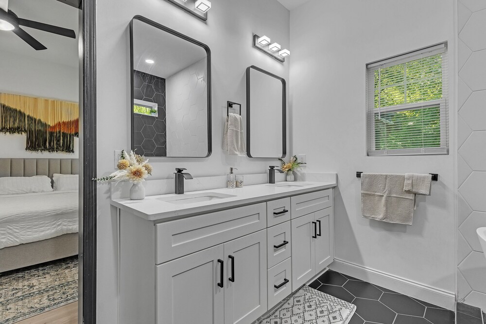 Stylish Bungalow Near Beltline & Breweries 4 Bedroom Bungalow