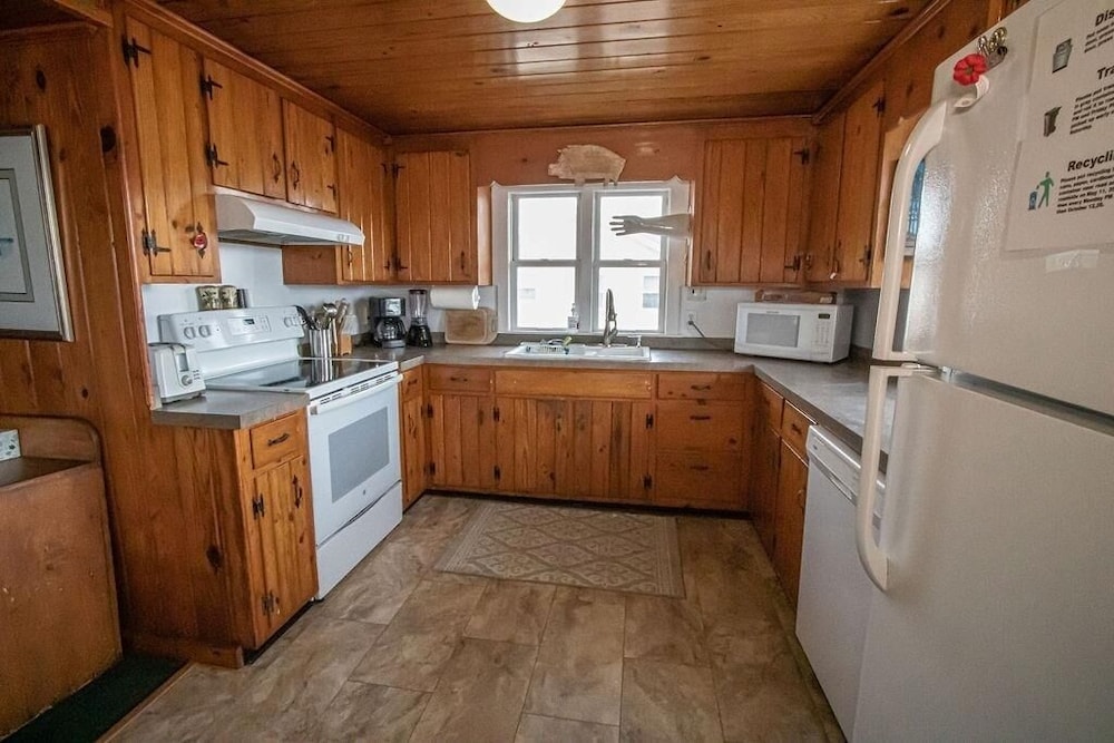 The Captain's Quarters 2 Bedroom Home by RedAwning view 5