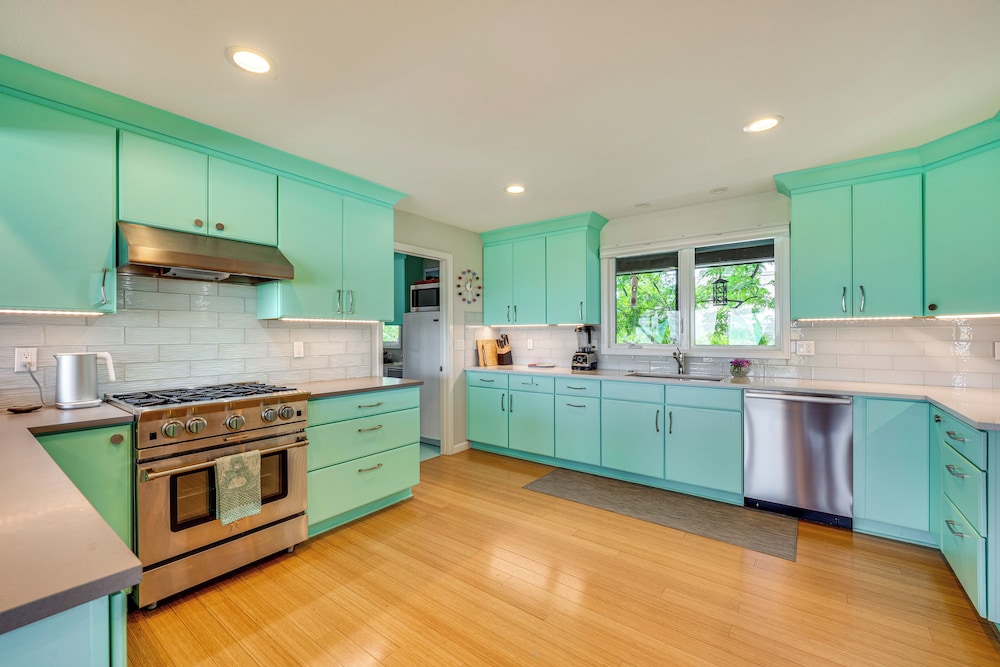 Mtn-view Home w/ Pickleball Court in Louisville!
