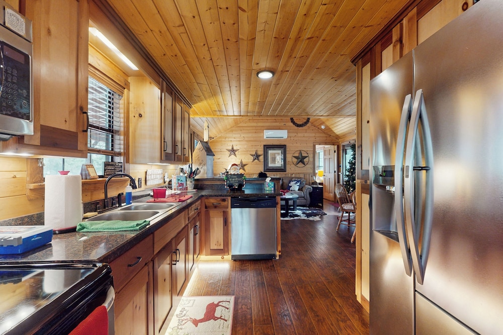 Water-view Cabin w/ Front Porch, W & D, Streaming