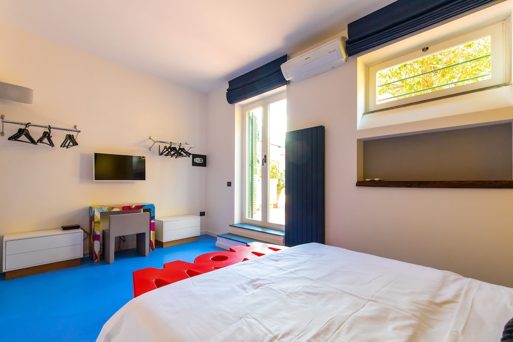 Amana in Naples With 1 Bedrooms and 1 Bathrooms