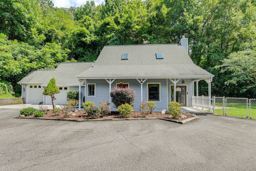 Ski, Hike & Fish: Mtn-view Maggie Valley Retreat