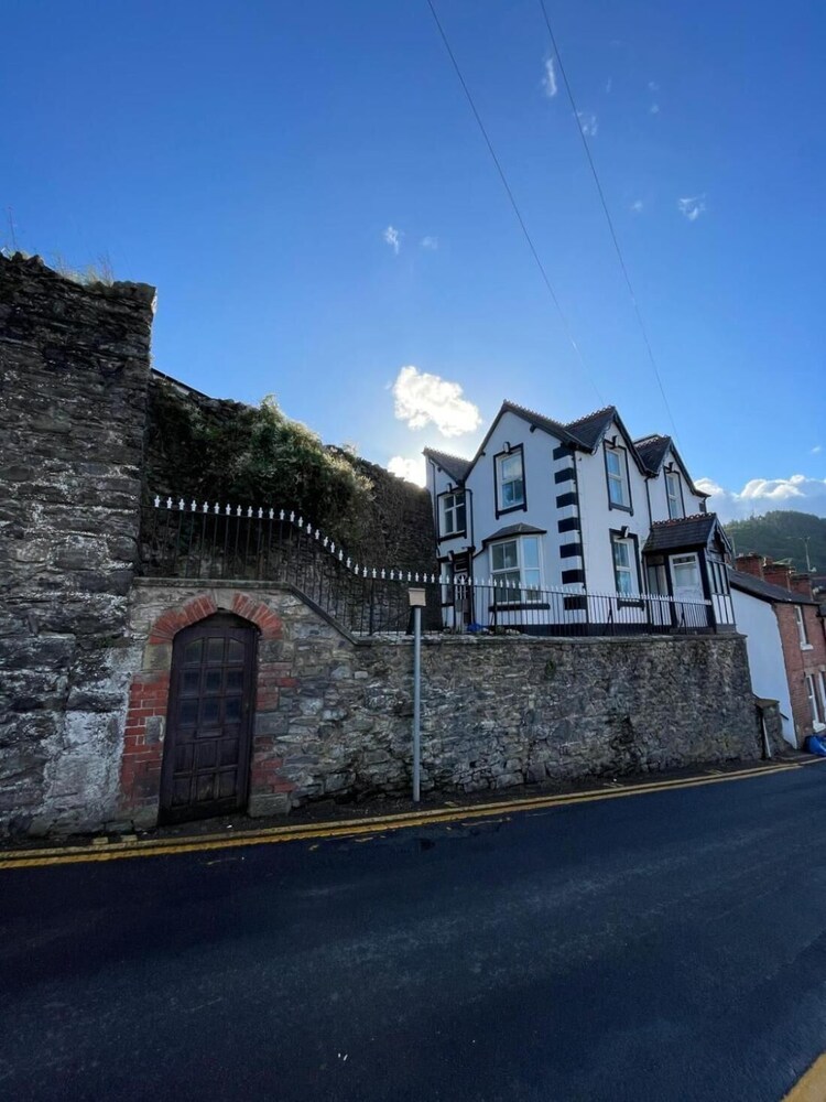 Llangollen Retreat With Stunning Views of the Castle