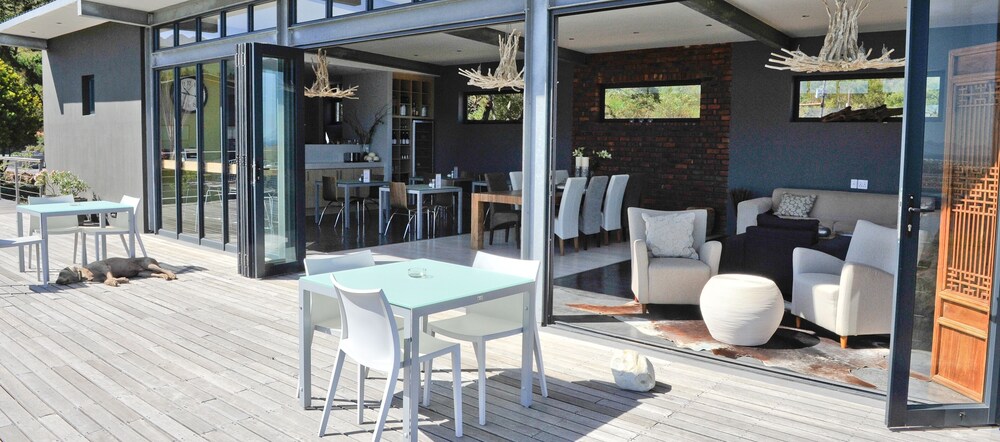 Colourful Manor Luxury Lodge view 5