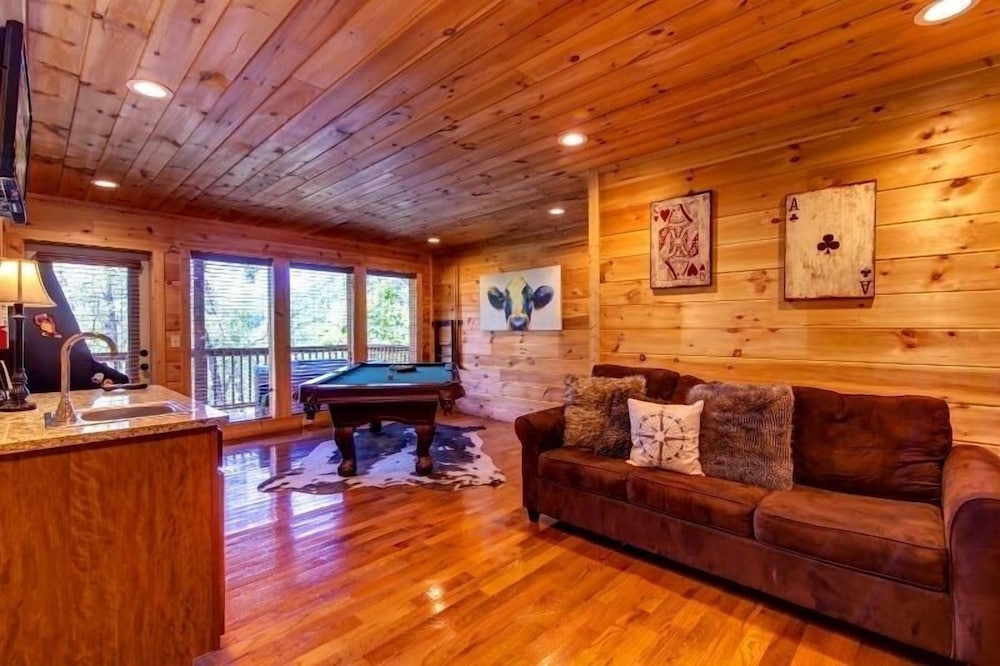 Sundance - 2 Bedrooms, 2 Baths, Sleeps 8 Home by RedAwning