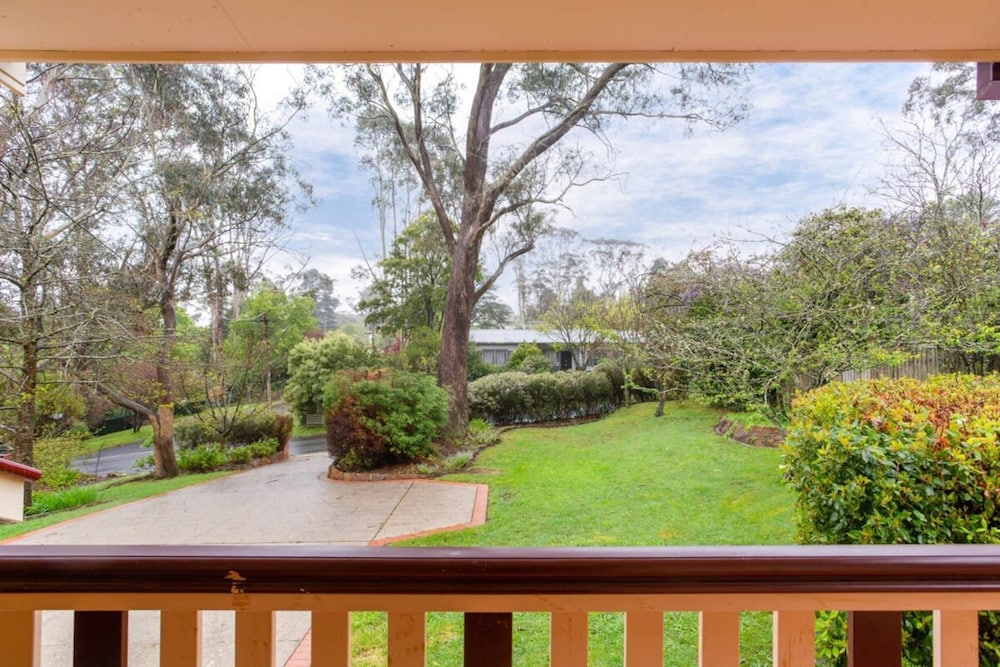 Stunning Katoomba Home With Lush Garden&playground