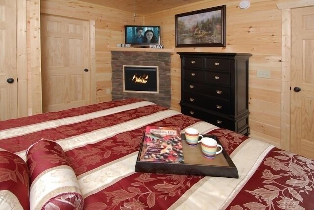 Smoky's Summit - 4 Bedrooms, 4 Baths, Sleeps 14 Home by RedAwning