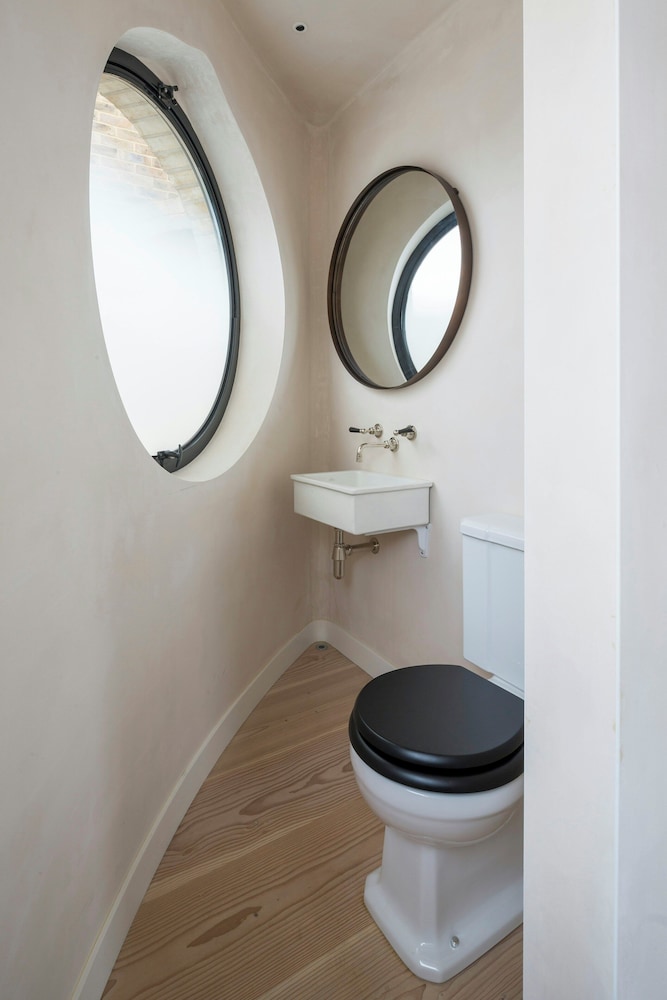 Blythe Road by Onefinestay