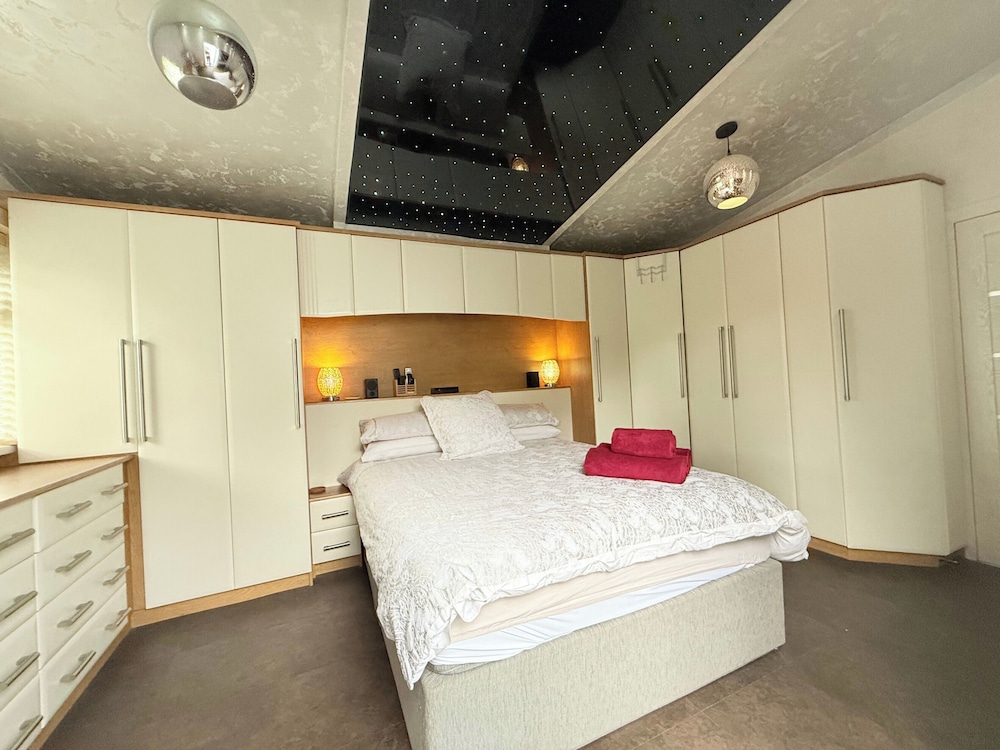 3 Bed-sleeps 6-hot Tub-pet Friendly-parking