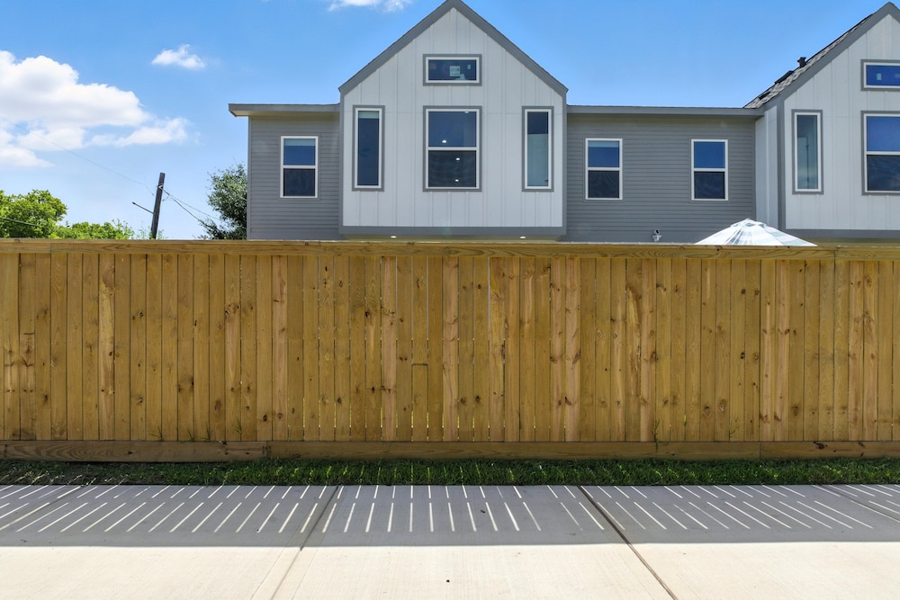 Houston Cozy Retreat 3br 3ba Downtown Views 3 Bedroom Duplex