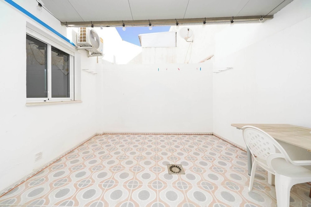 Modern 3-bed Apt, Sleeps 7, 6 Min Walk to Beach
