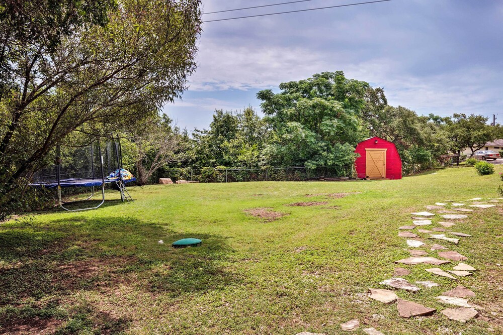 Charming Lake Travis Cottage 20mi to Dtwn Austin - Property Image 3