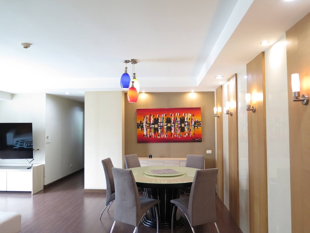 4B - 2 Bedroom Downtown Apartment With Shared Pool