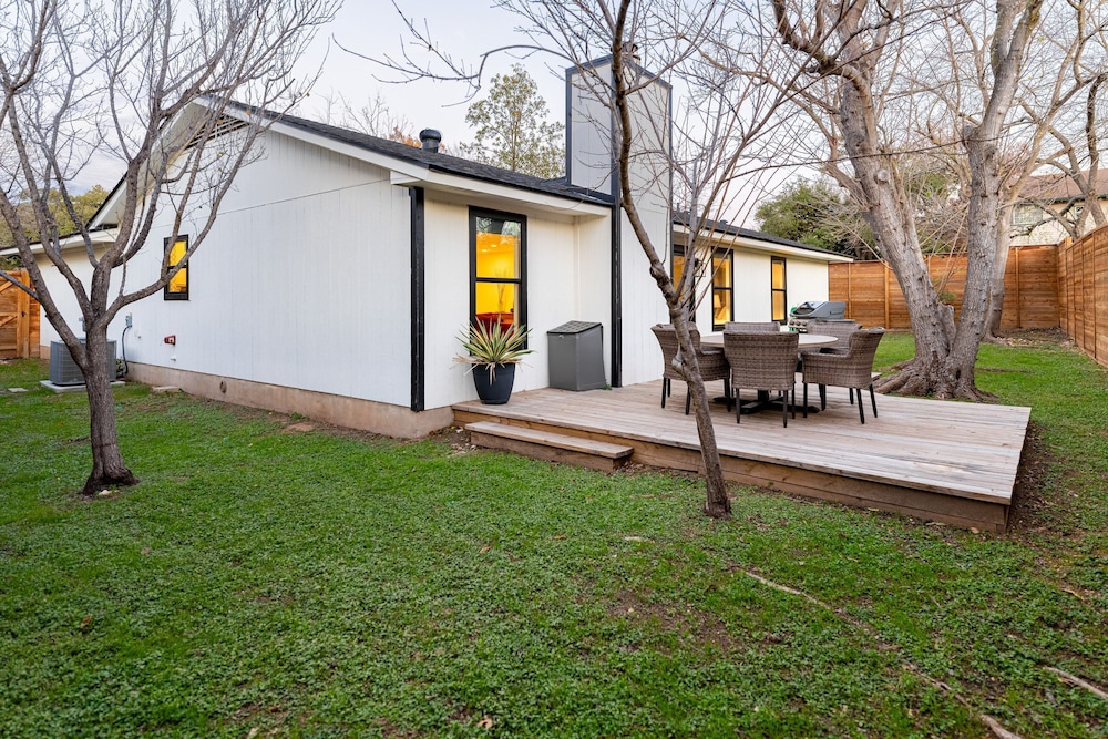 Private Yard w BBQ Games Steps to South Congress Barton Creek Clarksburg