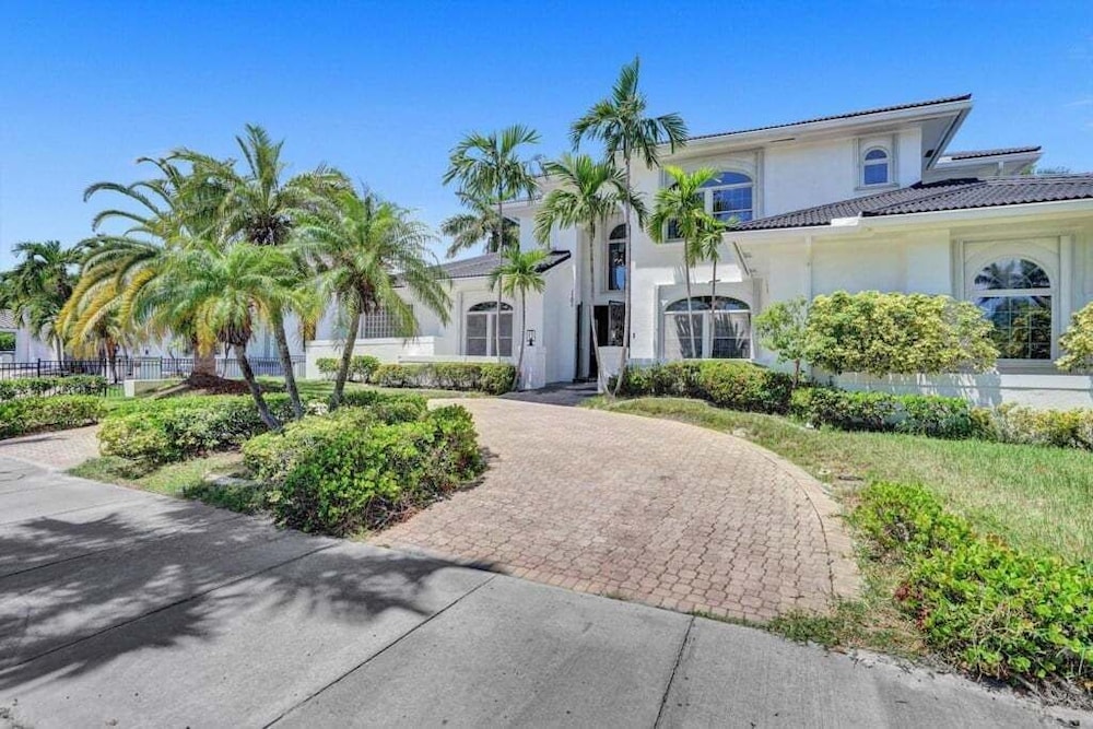 6br Elegant Hollywood Lakes Mansion W/ Pool & Spa 6 Bedroom Home