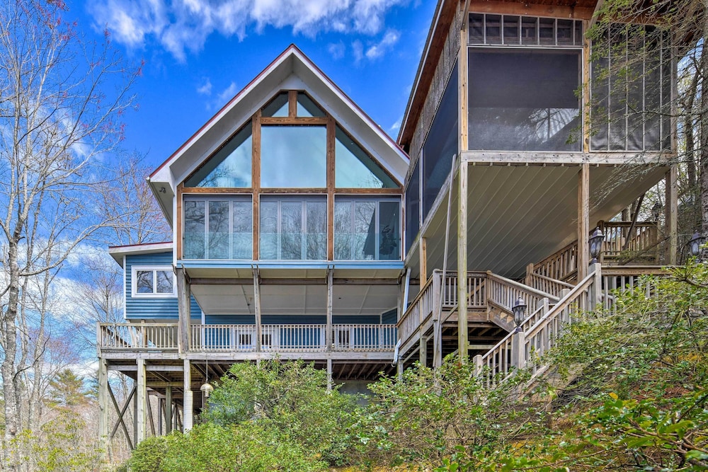 Deck + Lake Views: Grand Glenville Retreat
