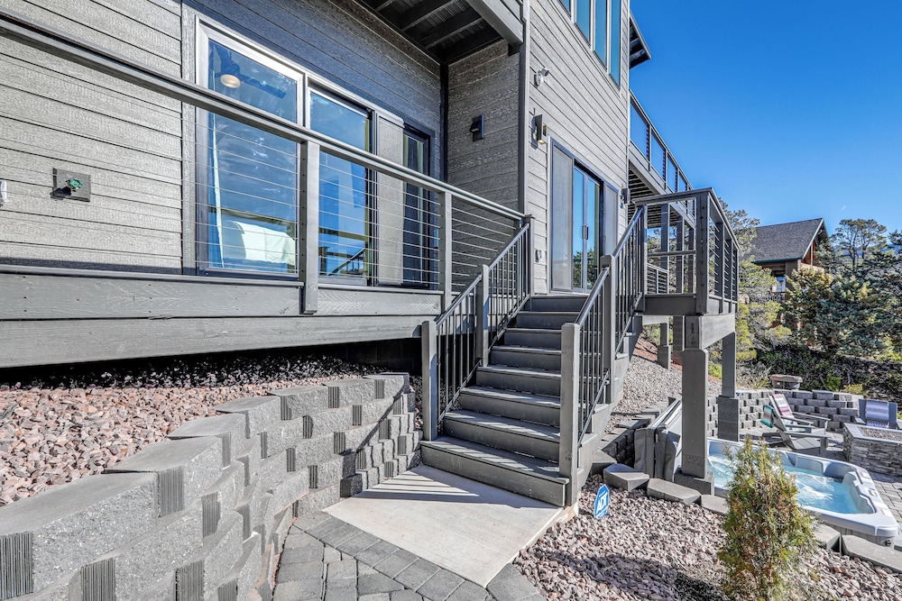 Hot Tub & Panoramic Mtn Views: Pine Retreat!