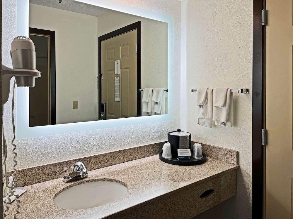 Traverse City Vacations - Quality Inn Traverse City - Property Image 5