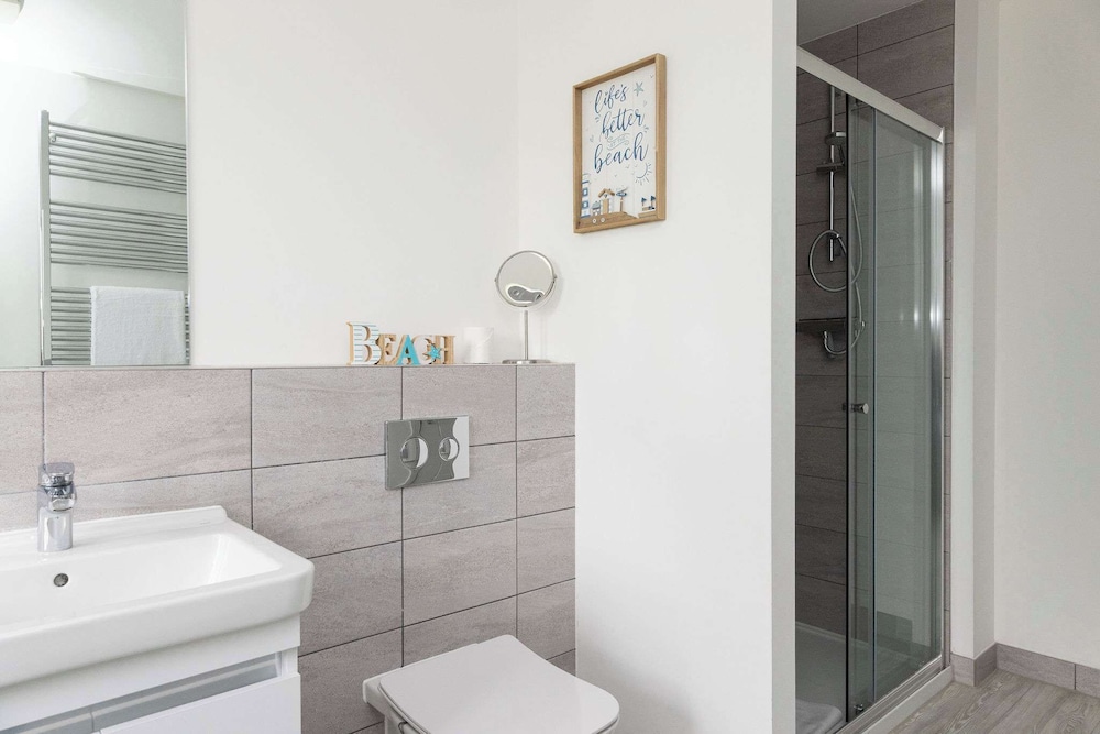Modern Family Retreat Nr Beaches and Marina