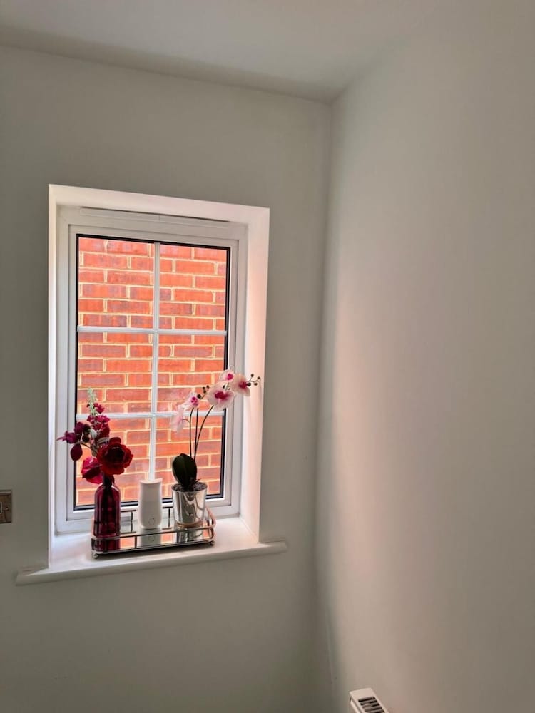 High END Spacious 4 Bed House - Free Parking