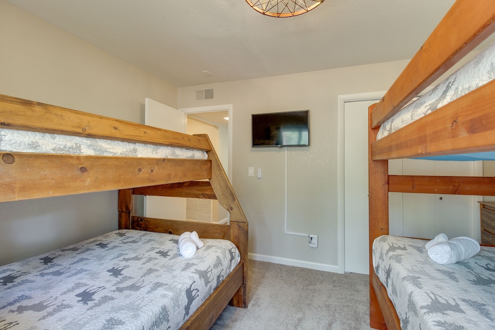 Game Room, Fire Pit, Deck: Remodeled Pinetop Cabin