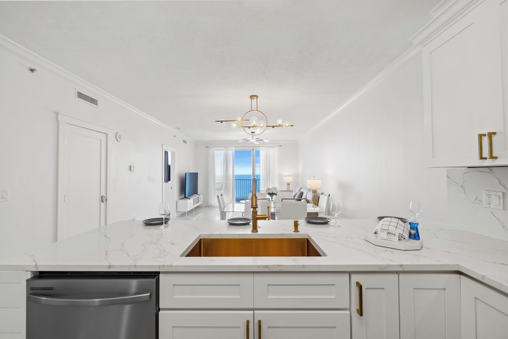 Twin Palms by Book That Condo