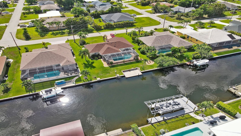 Just Chill Modern Canal Villa w Heated Pool