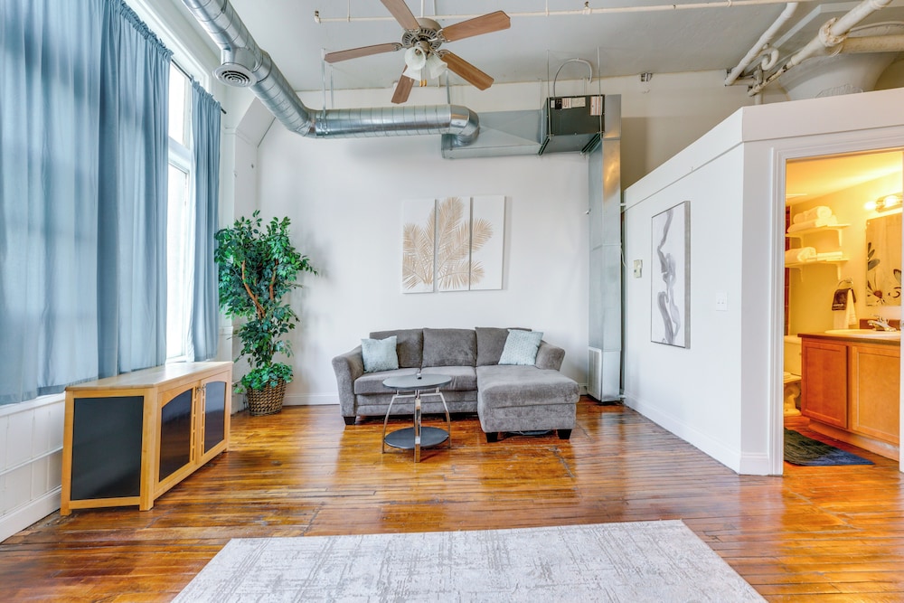 Steps to Riverwalk! City-view Condo in Corktown