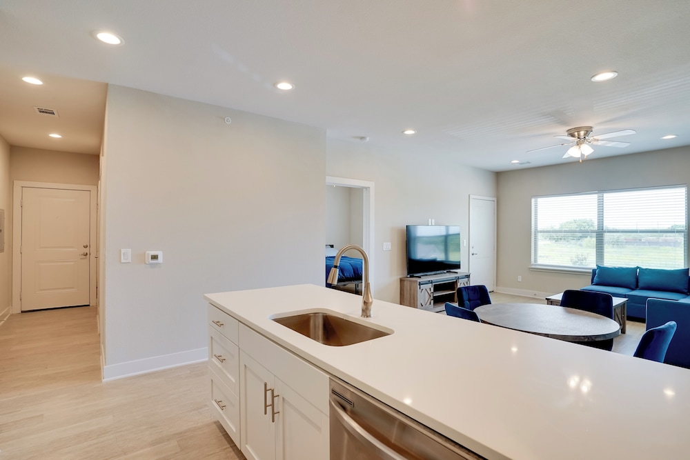 Commute to Fort Worth: Newly Built Apt w/ Pool