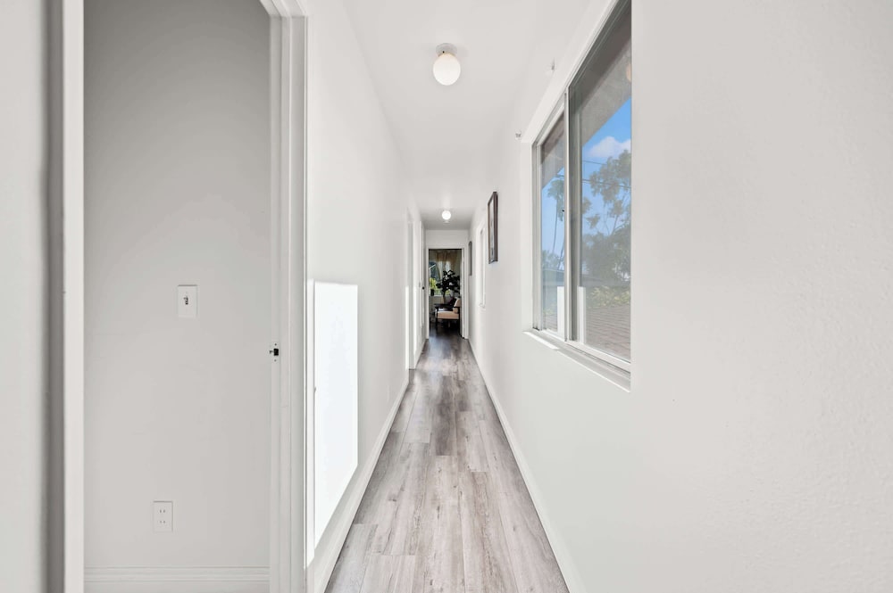 Modern Hotel-style Suite in Monterey Park Near LA
