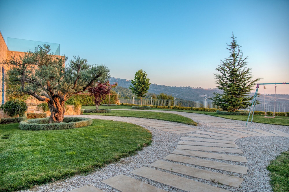 Red Oak House With Garden & Terrace in Assia, Batroun