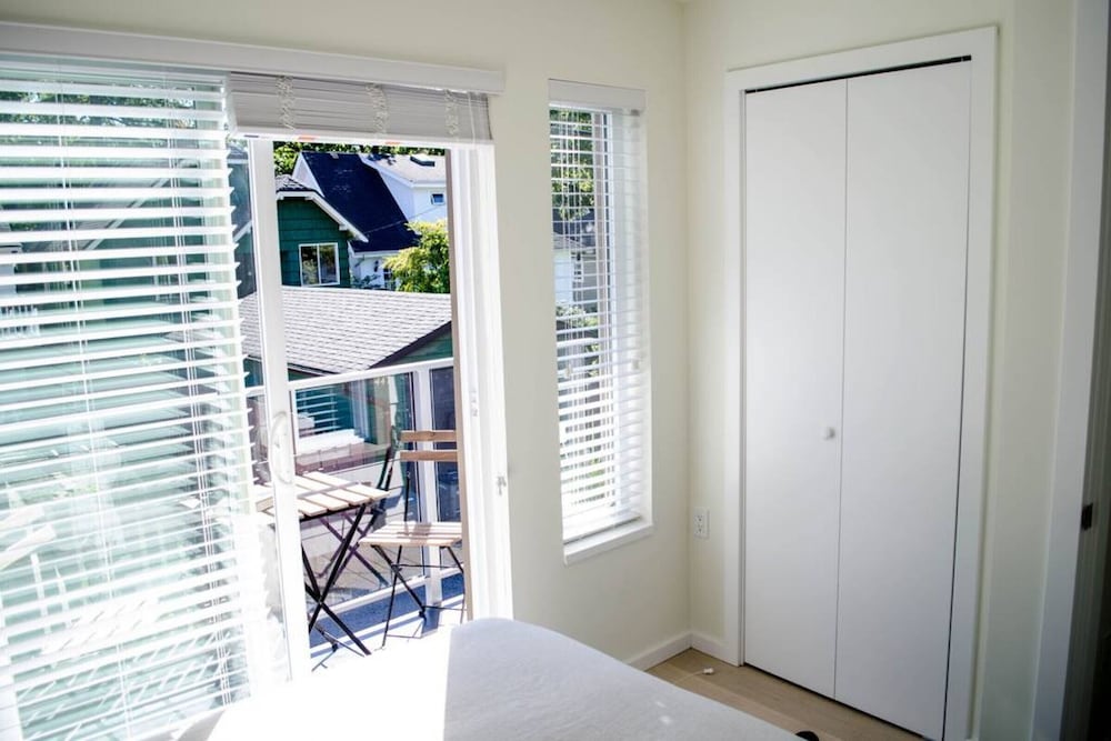 442 Furnished 2 Bdrm Coach House