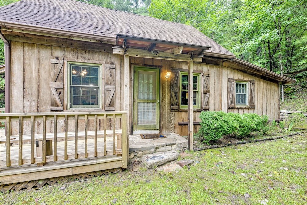 Trail Access & Tranquil Setting: Franklin Retreat!