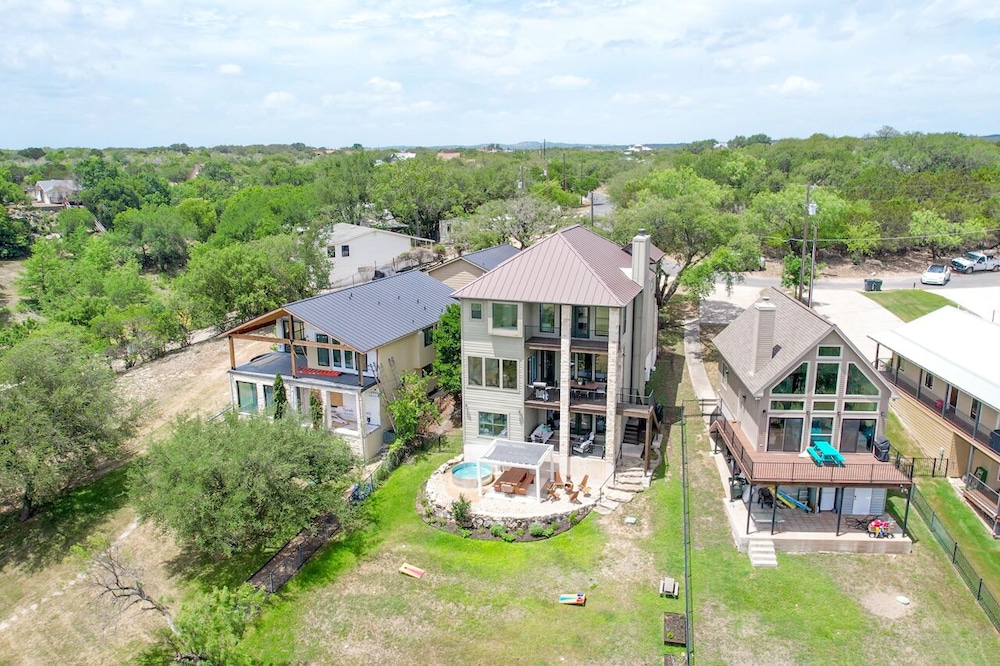 Luxury Lakefront Home-private Dock - Dipping Pool! - Property Image 20