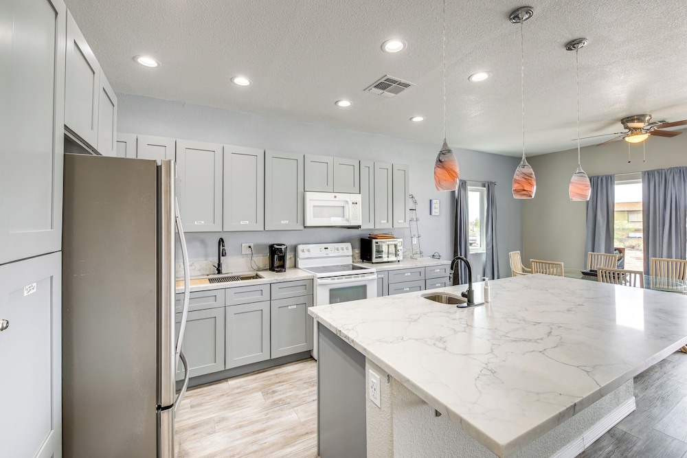4 Mi to Casinos: Mtn-view Home in Bullhead City!