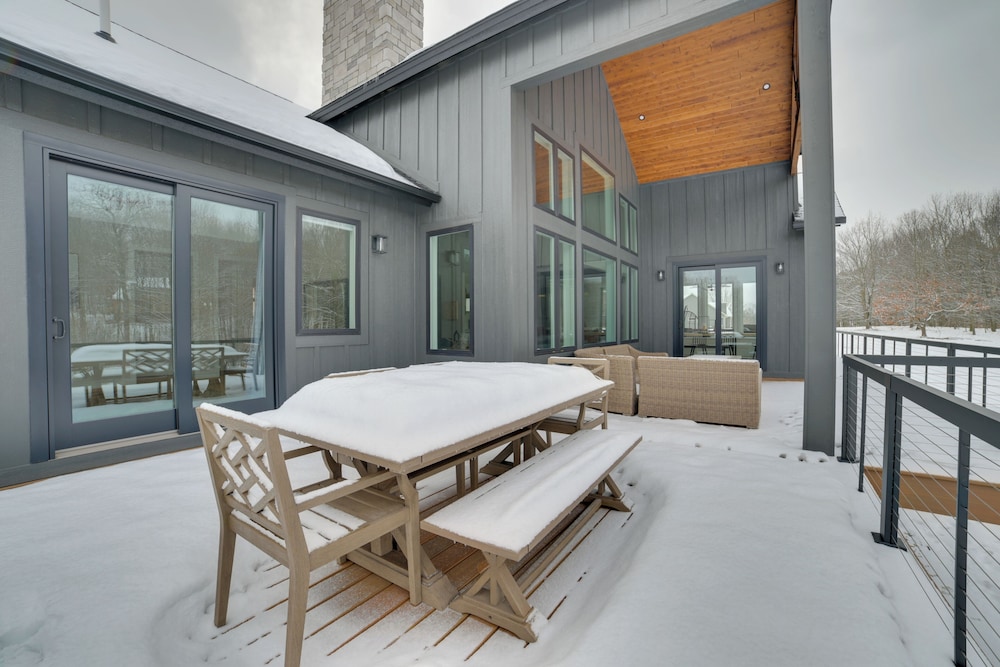Boyne Mtn Retreat w/ Hot Tub + Shuttle to Resort!