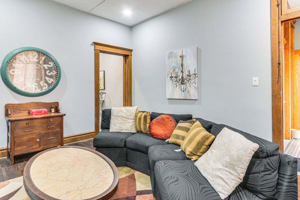 1 Mi to Dtwn Cumberland: Historic Apt w/ Patio!