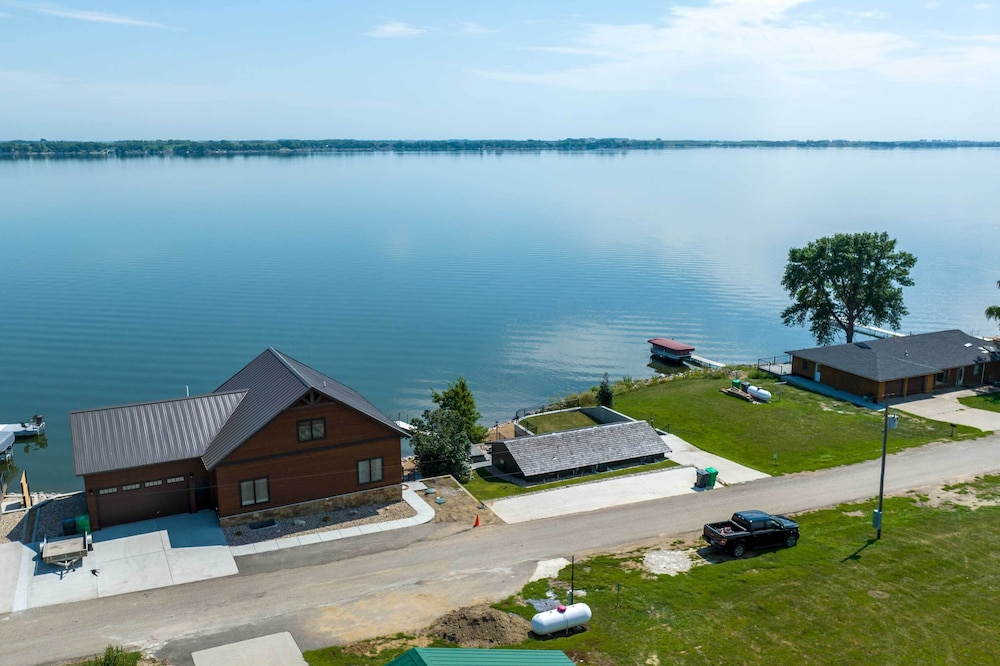 Chic  Cozy Cabin With Private Hot Tub  Beach! - Property Image 12