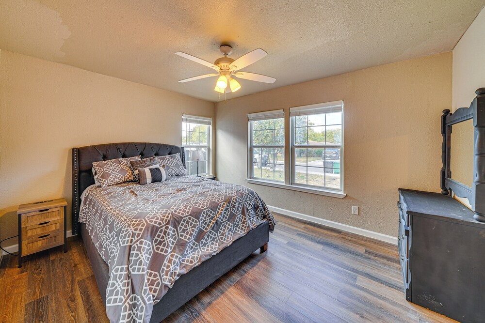 < 1 Mi to Frost Bank Center: Home w/ Deck + Grill!