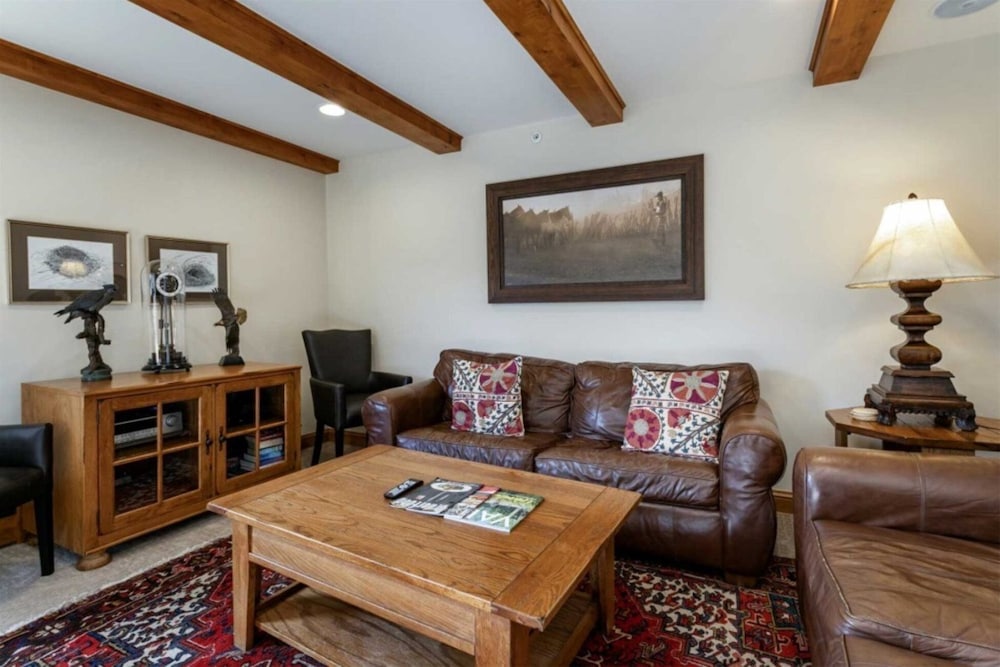 Centrally Located 3 BR in Lionshead Village w/ Pool, Walk to Lift!