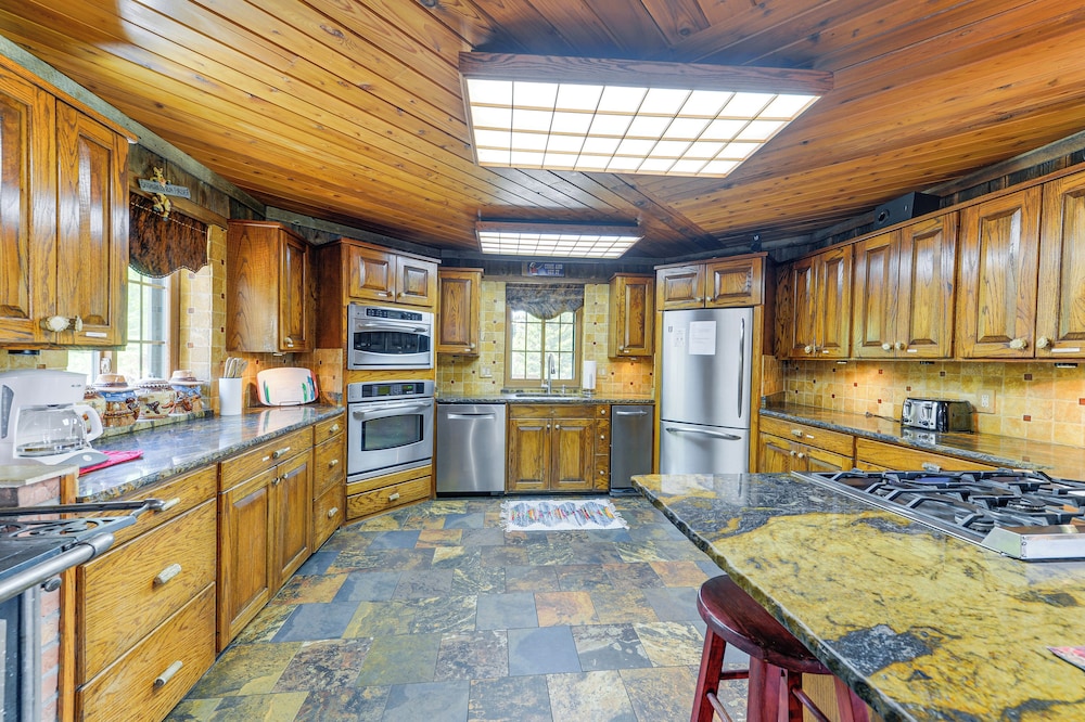 Stunning Mountain Views: Spacious Cabin in Dubois!