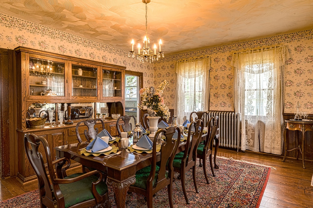 The Swan House