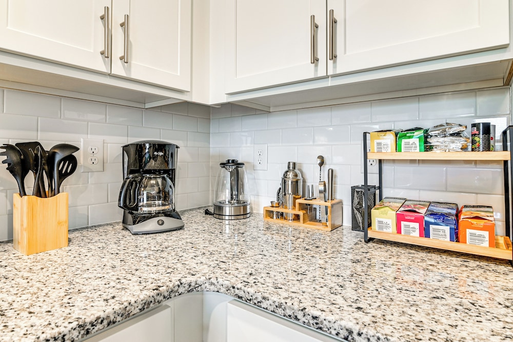 2 Mi to Shore: Newly Built Surfside Beach Gem