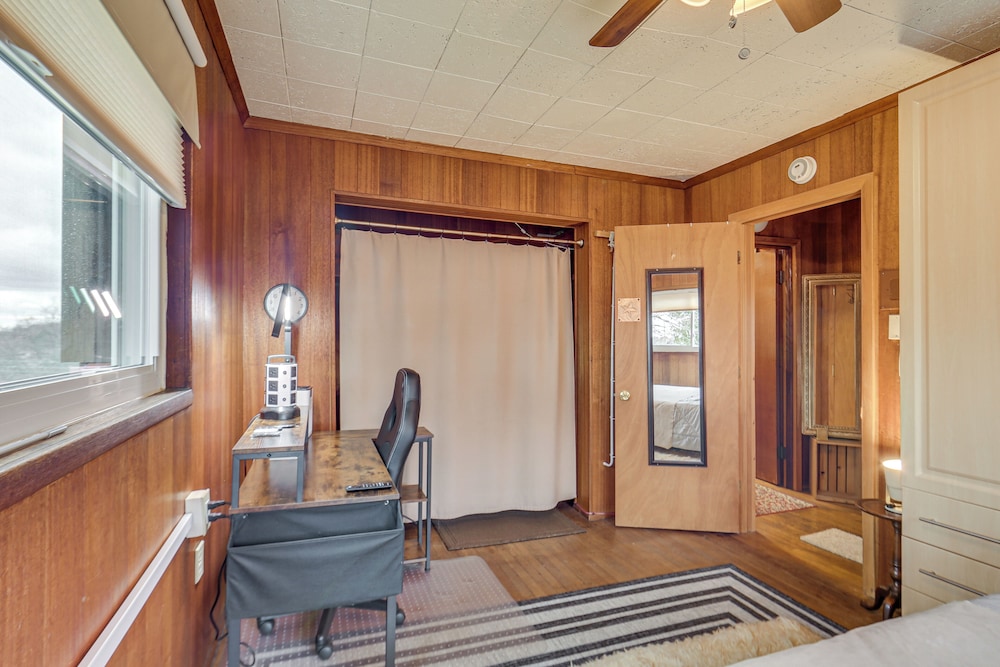 Rustic Chic Retreat: 4 Mi to Kennywood!