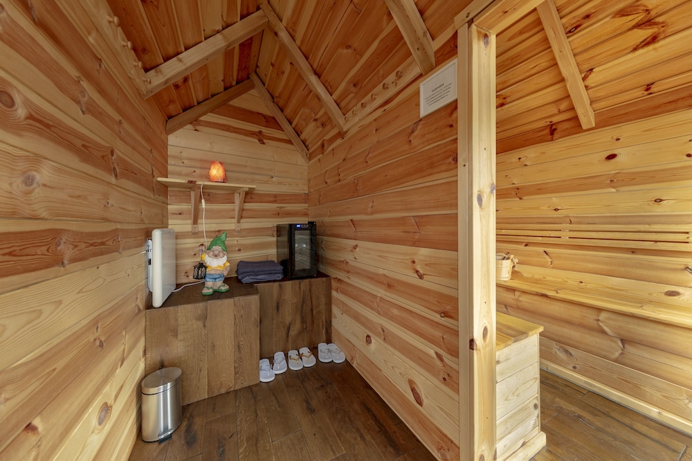 ICELAND SJF Villa , Hot tub & Outdoor Sauna Amazing Mountains View - 15 min to downtown