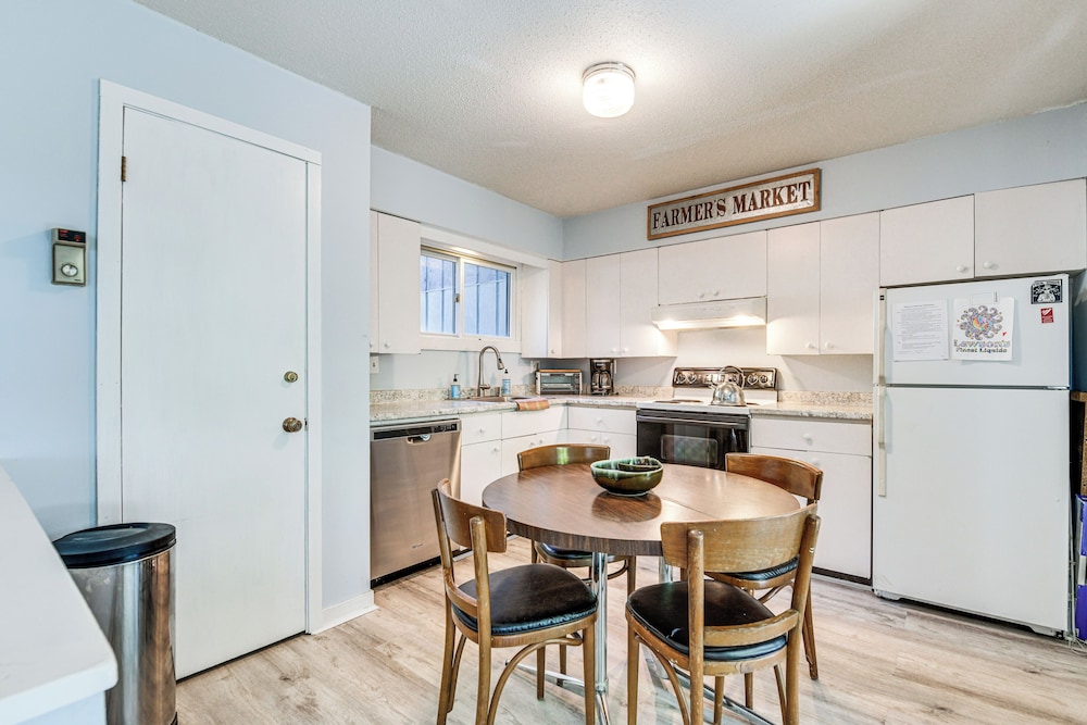 < 1/2 Mi to Sugarbush Resort: Condo w/ Deck!