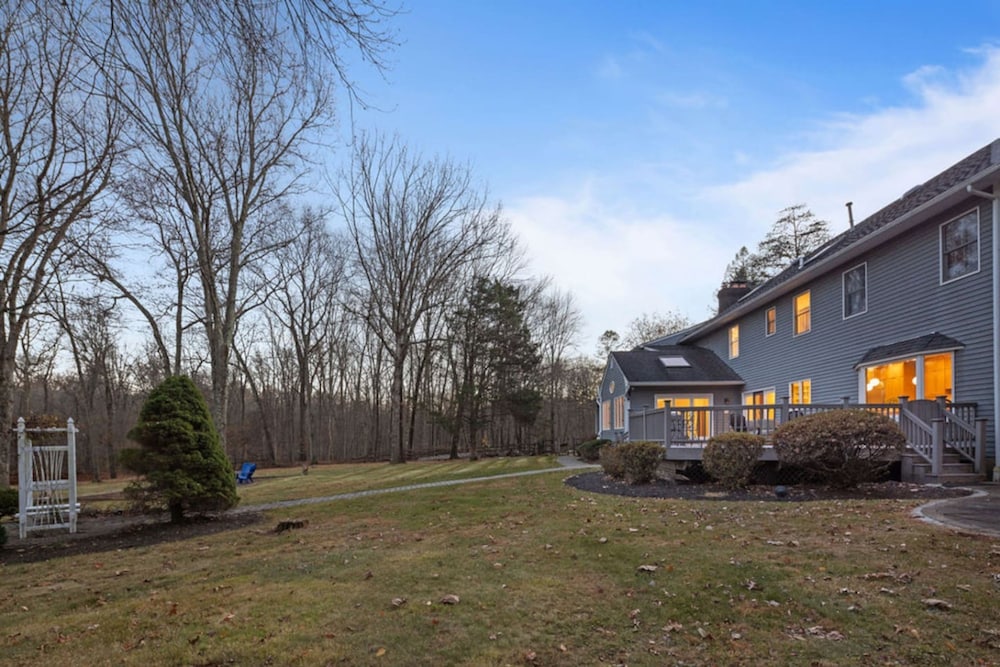 Peaceful Mini Mansion Sleeps 18