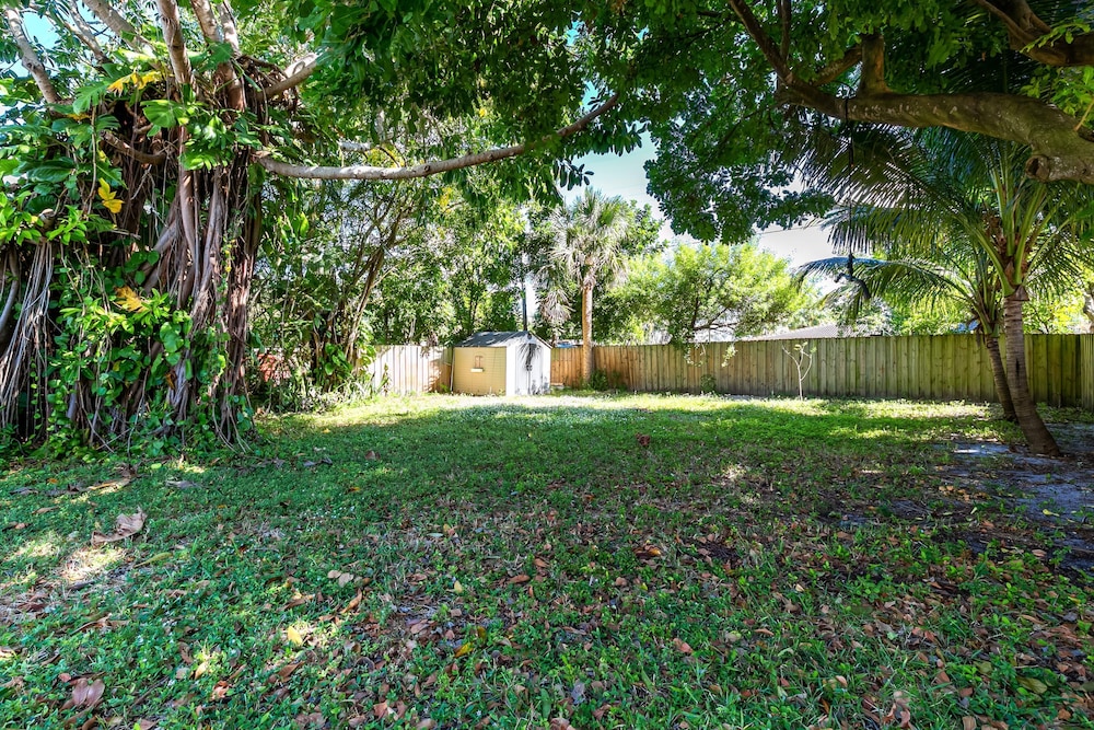 Bungalow With Large Backyard 5 min From Beach