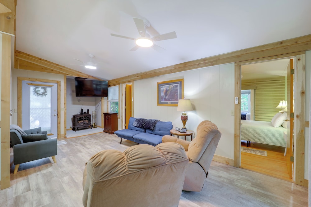 Mtn Home w/ Deck & Community Amenities in Newland
