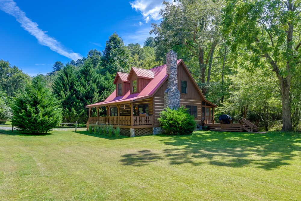 Cabin w/ Hot Tub + Fishing Pond in Del Rio!